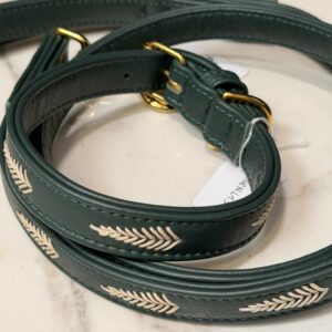 Collare in pelle con foglie ricamate