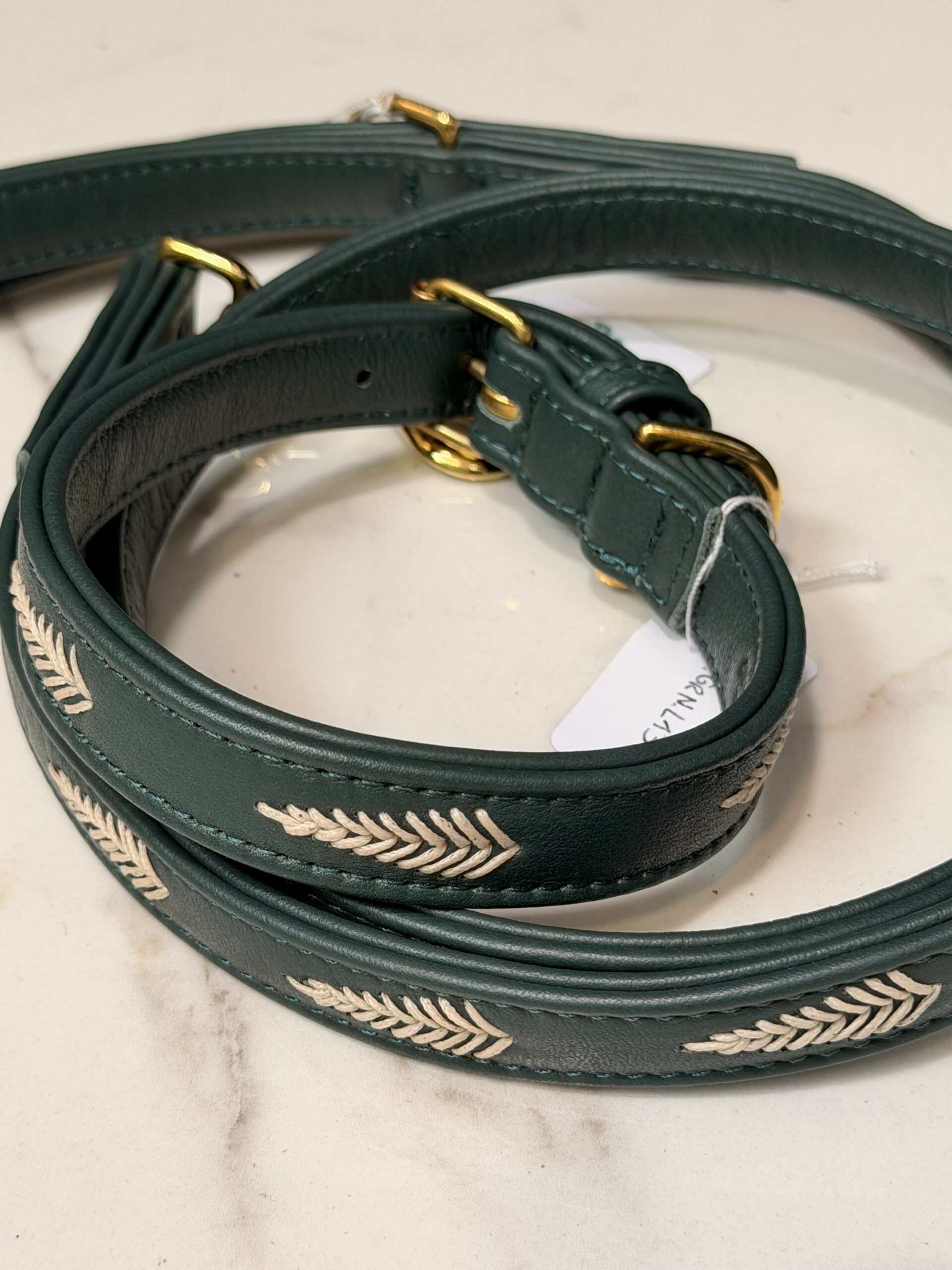 Collare in pelle con foglie ricamate